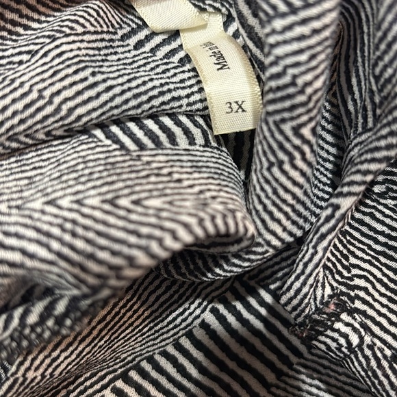 Live 4 Truth Black and White Patterned Top - Picture 5 of 5